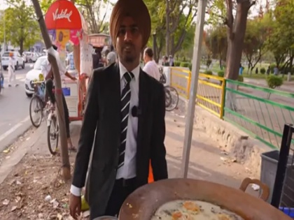 meet punjab mohali ferry chaat and golgappa seller hotel management boy who dress in suit to serve street food to customers | Video: मीलिए सूट-बूट पहने ठेली पर चाट और गोलगप्पे बेचने वाले लड़कों से, इनकी कहानी सुन आप हो जाएंगे हैरान