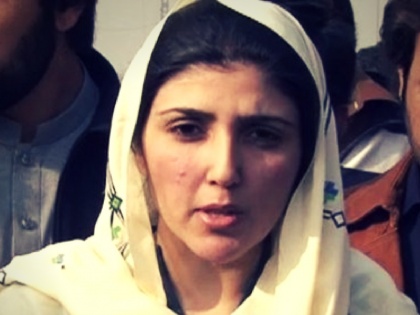 Tehreek e Insaf women activists throw eggs, tomatoes at Ayesha Gulalai | पाकिस्तान: MP आयशा गुलालाई पर फेंके गए अंडे-टमाटर, PTI चीफ इमरान खान पर पर लगाया था यौन उत्पीड़न का आरोप