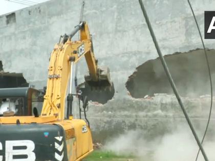 WATCH ayodhya rape accused SP leader moid khan illegal bulldozer demolition shopping complex illegal construction see video | WATCH: शॉपिंग कॉम्प्लेक्स पर बुलडोजर, सामूहिक बलात्कार मामले के आरोपी मुईद खान पर एक्शन, देखें वीडियो WATCH ayodhya rape accused SP leader moid khan illegal bulldozer demolition shopping complex illegal construction see video | WATCH: शॉपिंग कॉम्प्लेक्स पर बुलडोजर, सामूहिक बलात्कार मामले के आरोपी मुईद खान पर एक्शन, देखें वीडियो