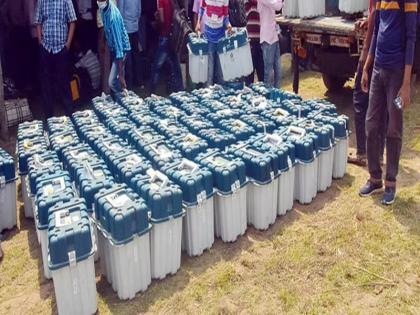 UP Election 2022 Election Commission gave clarification Akhilesh Yadav taking EVM somewhere allegation saying machine sealed safely | वाराणसी में ट्रक में EVM मिलने के अखिलेश यादव के आरोप पर निर्वाचन आयोग ने दी ये सफाई, जानें पूरा मामला UP Election 2022 Election Commission gave clarification Akhilesh Yadav taking EVM somewhere allegation saying machine sealed safely | वाराणसी में ट्रक में EVM मिलने के अखिलेश यादव के आरोप पर निर्वाचन आयोग ने दी ये सफाई, जानें पूरा मामला