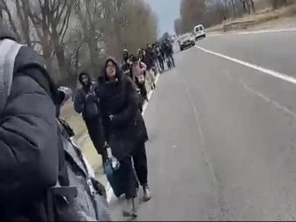 Russia Ukraine Crisis Russians should be afraid we are not afraid said Ukrainian citizens claims Poland border guard 22000 Ukrainians returned protect country | रूसी डरें..हमें कोई डर नहीं- बोले यूक्रेनी नागरिक; पोलैंड बॉर्डर गार्ड का दावा- देश की रक्षा के लिए अब तक 22 हजार यूक्रेनी देश वापस लौटे Russia Ukraine Crisis Russians should be afraid we are not afraid said Ukrainian citizens claims Poland border guard 22000 Ukrainians returned protect country | रूसी डरें..हमें कोई डर नहीं- बोले यूक्रेनी नागरिक; पोलैंड बॉर्डर गार्ड का दावा- देश की रक्षा के लिए अब तक 22 हजार यूक्रेनी देश वापस लौटे