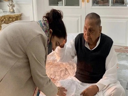 UP Election 2022 Akhilesh Yadav treated father like Aurangzeb BJP spokeperson claimed Mulayam Singh Yadav with daughter-in-law Aparna Yadav | UP Election 2022: "अखिलेश यादव का पिता संग औरंगजेब जैसा बर्ताव" भाजपा के राष्‍ट्रीय प्रवक्‍ता का दावा- मुलायम सिंह हैं बहू अपर्णा यादव के साथ