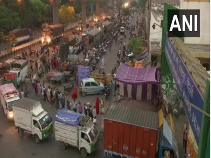 Delhi: 11 traders associated with Azadpur Sabzi Mandi have tested positive for Coronavirus | दिल्ली की आजादपुर सब्जी मंडी के 11 व्यापारियों को हुआ कोरोना, रोजाना उड़ रही हैं लॉकडाउन की धज्जियां, सोशल डिस्टेंसिंग का नहीं हो रहा पालन Delhi: 11 traders associated with Azadpur Sabzi Mandi have tested positive for Coronavirus | दिल्ली की आजादपुर सब्जी मंडी के 11 व्यापारियों को हुआ कोरोना, रोजाना उड़ रही हैं लॉकडाउन की धज्जियां, सोशल डिस्टेंसिंग का नहीं हो रहा पालन