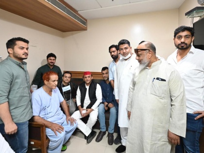 Akhilesh yadav Azam khan Meeting SP chief reached hospital first time after release Sitapur jail photos viral | Akhilesh yadav Azam khan: आजम से मिलने अस्पताल पहुंचे सपा प्रमुख अखिलेश, सीतापुर जेल से रिहा होने के बाद पहली बार मुलाकात, तस्वीरें वायरल