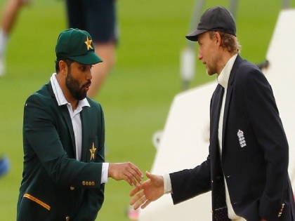 England vs Pakistan 1st Test: Azhar Ali forgets Covid-19 protocol, shakes hand with Joe Root at toss | Eng vs Pak, 1st Test: अजहर अली भूले सोशल डिस्टेंसिंग का नियम, टॉस के समय मिलाया इंग्लैंड के कप्तान जो रूट से हाथ