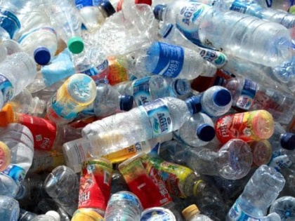 Railway's unique initiative, destroy plastic bottles, get mobile recharge | रेलवे की अनोखी पहल, प्लास्टिक की बोतल नष्ट करो, मोबाइल रिचार्ज पाओ