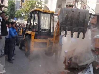 Bhopal: Bulldozer ran into the house of those who cut the palm of BJP leader, three houses of 5 accused demolished in Bhopal, first action of the new CM. | Bhopal: बीजेपी नेता की हथेली काटने वालों के घर चला बुलडोजर, भोपाल में 5 आरोपियों के तीन मकान ढहाए, नए CM का पहला एक्शन Bhopal: Bulldozer ran into the house of those who cut the palm of BJP leader, three houses of 5 accused demolished in Bhopal, first action of the new CM. | Bhopal: बीजेपी नेता की हथेली काटने वालों के घर चला बुलडोजर, भोपाल में 5 आरोपियों के तीन मकान ढहाए, नए CM का पहला एक्शन