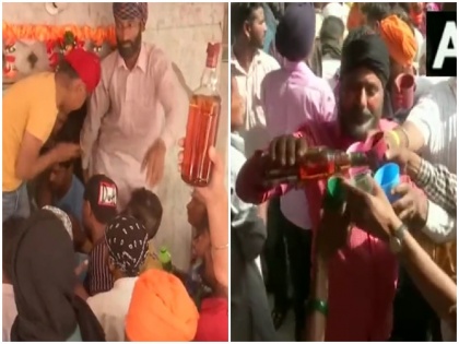 punjab village start celebrating Baba Rode Shah Shrine mela devotees offer liquor after chadawa liquor distributed among shrine lovers amritsar | Video: बाबा रोडे शाह दरगाह पर भक्त चढ़ाते है शराब वाली प्रसाद, चढ़ावे के बाद श्रद्धालुओं में ऐसे बाटा जाता है महंगी मदिरा