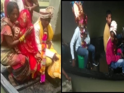 baraat arrive by boat to brides house in bihar pictures and video goes viral on social media | बाढ़ की वजह से सड़क बनी नदी तो नाव पर पहुंची बारात, दूल्हे संग ऐसे विदा हुई दुल्हन, वीडियो वायरल