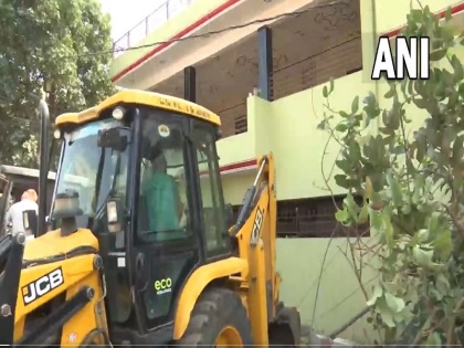 The action of demolishing the property of Atiq Ahmed's associate Safdar Ali in Chakia area of Prayagraj has started | उमेश पाल हत्याकांड: अतीक अहमद के सहयोगी सफदर अली के मकान पर चला बाबा का बुलडोजर