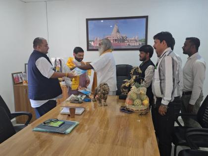 Sambhal Dr Sunil Verma arrived see Kalki Dham Peethadhishwar religious leader Acharya Pramod Krishnam congratulated | कल्कि धाम को देखने पहुंचे डॉ. सुनील वर्मा, पीठाधीश्वर धर्मगुरु आचार्य प्रमोद कृष्णम ने किया अभिनंदन