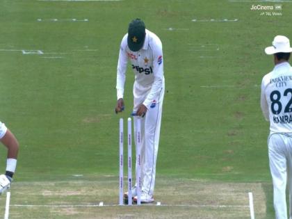 SA vs PAK, 1st Test: Pakistan’s Babar Azam tries luck with bail flip trend by imitating Mohammed Siraj | WATCH: बाबर आजम ने मोहम्मद सिराज की नकल करके बेल फ्लिप ट्रेंड में किस्मत आजमाई, जानिए फिर आगे क्या हुआ