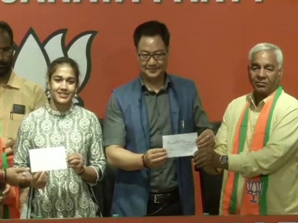 Wrestler Babita Phogat join Bharatiya Janata Party in the presence of Union Minister Kiren Rijiju | 'दंगल गर्ल' बबीता अपने पिता महावीर फोगाट के साथ बीजेपी में हुईं शामिल, केंद्रीय मंत्री किरेन रिजिजू ने दिलाई सदस्यता
