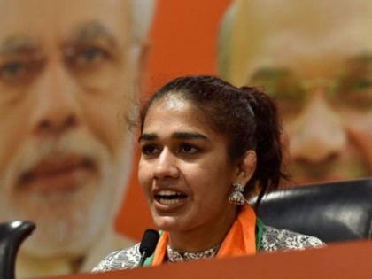 Haryana Assembly Polls 2019: Babita Phogat entry into political dangal spice up contest for Dadri seat | हरियाणा चुनाव: बबीता फोगाट के चुनावी 'दंगल' में उतरने से दिलचस्प हुई दादरी की जंग