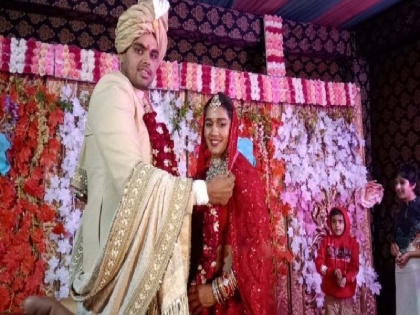 Babita Phogat gets married to wrestler vivek Suhag | दंगल गर्ल बबीता फोगाट 'आठ फेरे' लेकर पहलवान विवेक संग शादी के बंधन में बंधीं