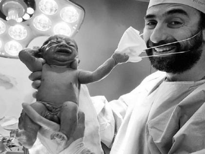 Baby removing doctor mask image goes viral become symbol of hope amid coronavirus | बच्चे ने पैदा होते ही खींच लिया डॉक्टर का मास्क, सोशल मीडिया पर फोटो वायरल, लोगों ने कहा-ये शुभ संकेत