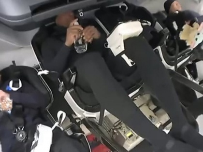 Baby Yoda goes space with SpaceX astronauts, video goes viral on Twitter | SpaceX के अंतरिक्ष यात्रियों के साथ स्पेस गया Baby Yoda, ट्विटर पर वायरल हो रहा है वीडियो