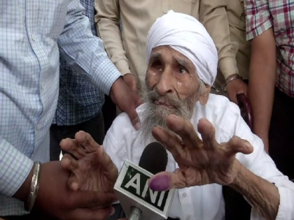 lok sabha election 2019 Delhi's oldest voter 111-year old Bachan Singh cast his vote | लोकसभा चुनाव 2019: दिल्ली के सबसे बुजुर्ग शख्स ने दिया वोट, उम्र जानकर होंगे हैरान