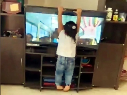 Toddler brings down TV while dancing to Tamil song Morrakka in viral video | अपने पसंदीदा गाने पर छोटी सी बच्ची ने किया मस्ती भरा डांस, फिर जोश में आकर जमीन पर पटक दिया टीवी, वीडियो वायरल