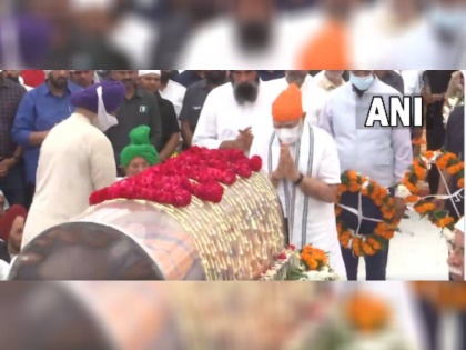 PM Modi pays last respects to Akali Dal patriarch Parkash Singh Badal | शिरोमणि अकाली दल के संरक्षक प्रकाश सिंह बादल को पीएम मोदी ने दी श्रद्धांजलि, देखें वीडियो