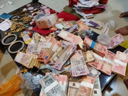 Madhya Pradesh: Lokayukta raids at three locations of Badnagar CMO, 1500 times more assets than income | मध्य प्रदेश: बड़नगर सीएमओ के तीन ठिकानों पर लोकायुक्त का छापा, लग्जरी कार और लाखों रुपए कैश समेत करोड़ों का मालिक निकला