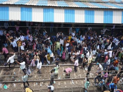 Maharashtra school girls sexually abused, parents create ruckus at Badlapur railway station | महाराष्ट्र की स्कूली लड़कियों के साथ यौन दुर्व्यवहार, अभिभावकों ने बदलापुर रेलवे स्टेशन पर किया हंगामा, मुंबई की लोकल ट्रेनें रोकी गईं Maharashtra school girls sexually abused, parents create ruckus at Badlapur railway station | महाराष्ट्र की स्कूली लड़कियों के साथ यौन दुर्व्यवहार, अभिभावकों ने बदलापुर रेलवे स्टेशन पर किया हंगामा, मुंबई की लोकल ट्रेनें रोकी गईं