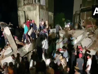 Gujarat: Three persons died after an under-construction building collapsed in Bawamanpura in Vadodara, Rescue operation underway. | गुजरातः वड़ोदरा में गिरी निर्माणाधीन इमारत, तीन मजदूरों की मौत, कई घायल