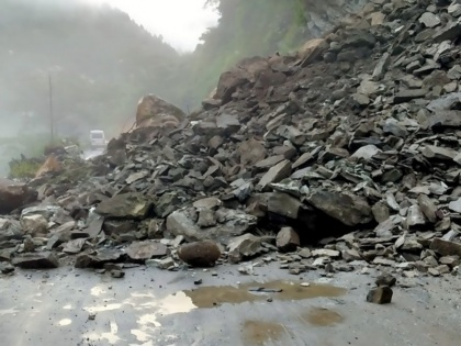 Uttarakhand Landslide threatens to damage Chungi Badethi tunnel on Badrinath NH Nandprayag Chhinka blocked | उत्तराखंड: भूस्खलन से बदरीनाथ NH पर चुंगी बड़ेथी सुरंग के क्षतिग्रस्त होने का मंडरा रहा खतरा, नंदप्रयाग और छिनका के पास की सड़कें अवरुद्ध