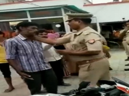 Viral Video: The policeman slapped the young man publicly, went to the police station to file a missing report of the niece, know the whole matter | Viral Video: दरोगा ने युवक को मारा सरेआम थप्पड़, भतीजी की गुमशुदगी की रिपोर्ट दर्ज कराने गया था थाने, जाने पूरा मामला