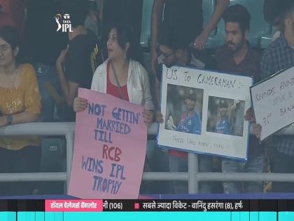 Tata IPL 2022 CSKvsRCB won't get married until RBC win IPL trophy Know why woman waved viral poster navi mumbai | CSKvsRCB: "जब तक आरसीबी आईपीएल 2022 की ट्रॉफी नहीं जीत लेती मैं शादी नहीं करुंगी"- जानें मैच के दौरान महिला ने क्यों लहराया यह वायरल पोस्टर