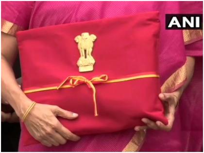 budget 2019: Nirmala Sitharaman keeping budget documents in four fold red cloth bahi khata | निर्मला सीतरमण ने बदली बजट की परंपरा, ब्रीफकेस की जगह लाल मखमली कपड़े में लेकर आईं Budget की कॉपी
