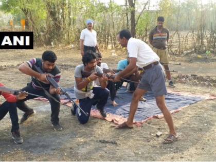 Arms training camp was organized by Bajrang Dal in Rajgarh | बजरंग दल खुलेआम दे रहा हथियारों की ट्रेनिंग, कहा-राष्ट्र विरोधी तत्वों और लव जिहाद से निपटने के लिए दी जाती है