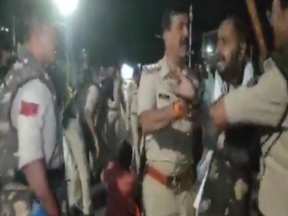 Lathi charge on Bajrang Dal workers who were protesting in Indore, action taken late last night, 11 arrested | इंदौर में चक्काजाम कर रहे बजरंग दल कार्यकर्ताओं पर लाठीचार्ज, 11 गिरफ्तार, कल देर रात हुई कार्रवाई