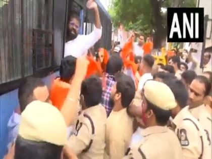 Bajrang Dal workers protest outside Congress office in Delhi and Hyderabad detained | दिल्ली और हैदराबाद कांग्रेस कार्यालय के बाहर बजरंग दल के कार्यकर्ताओं ने किया विरोध प्रदर्शन, हिरासत में लिए गए