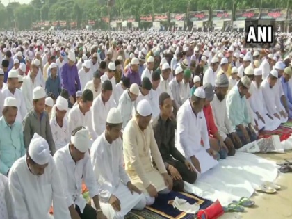 Eid Ul Adha 2019 Eid Mubarak bakrid celebration live updates in all over india People offers namaz at Masjid | Eid Ul Adha 2019: ईद मुबारक! देश भर में बकरीद की धूम, पीएम मोदी ने दी बधाई