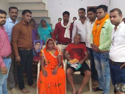 Madhya Pradesh: Police department and people financial help of the deceased constable's family | मृतक सिपाही के परिवार की आर्थिक मदद कर पुलिस विभाग और लोगों ने पेश की मिसाल