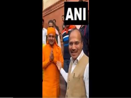 VIDEO: Adhir Ranjan Chaudhary told Mahant Balaknath, he is becoming the new CM of Rajasthan | VIDEO: अधीर रंजन चौधरी ने महंत बालकनाथ से कहा, राजस्थान के नए सीएम बन रहे हैं ना...