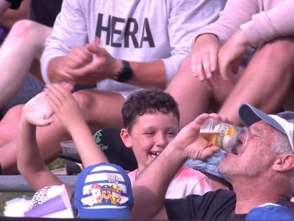 Video: The batsman hit a six, the ball fell in the beer cup of the fan sitting in the stadium, then started drinking beer | Video: बल्लेबाज ने मारा छक्का, स्टेडियम में बैठे फैन के बीयर के कप में गिरी बॉल, फिर पीने लगे बीयर 