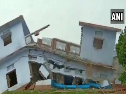 VIDEO: UP Ballia house near Ganga collapses following heavy incessant rainfall, no casualties reported | यूपी के बलिया में दो मंजिला मकान भर-भराकर ढह गया, खौफनाक मंजर का वीडियो वायरल