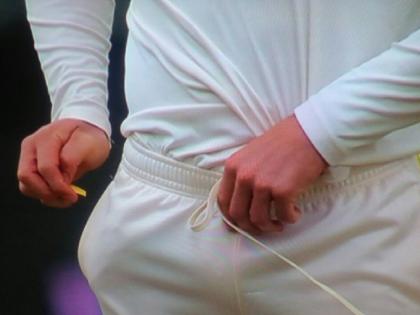 south africa vs australia cameron bancroft may face ball tampering allegation | Video: ऑस्ट्रेलियाई खिलाड़ी पर गेंद से छेड़छाड़ का आरोप, पैंट के अंदर छिपा रहा था ये संदिग्ध चीज