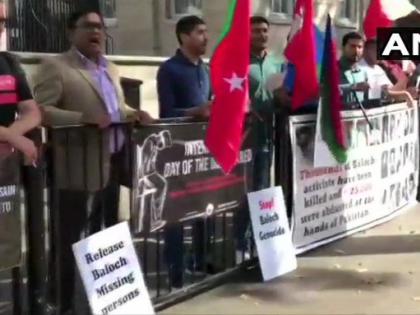 Balochistan activists gathered outside British Prime Minister's House to seek his immediate intervention for release of Baloch political | लंदन में बलूचिस्‍तान के नागरिकों का प्रदर्शन, पाकिस्तानी जेल में बंद बलूच कार्यकर्ताओं की रिहाई की उठाई मांग