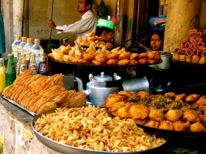 India's 5 city offering best street food | खाने के शौकीन हैं तो एक बार जरूर कीजिये देश की इन 5 खाऊ गली की सैर