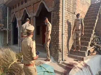 Banda 4 people of the same family were strangled to death with a sharp weapon a child among dead | बांदा में एक ही परिवार के 4 लोगों की धारदार हथियार से गला रेतकर हत्या, मृतकों में एक बच्चा भी शामिल; बेटे-बहू पर शक Banda 4 people of the same family were strangled to death with a sharp weapon a child among dead | बांदा में एक ही परिवार के 4 लोगों की धारदार हथियार से गला रेतकर हत्या, मृतकों में एक बच्चा भी शामिल; बेटे-बहू पर शक