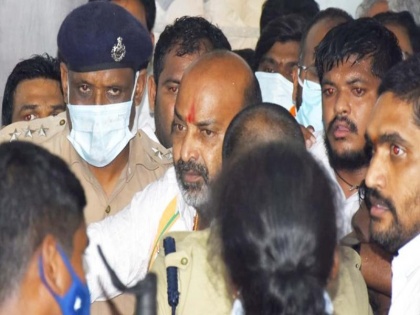 Telangana paper leak case BJP state president bandi Sanjay Kumar gets bail | पेपर लीक मामले में भाजपा प्रदेश अध्यक्ष बंदी संजय कुमार को 20 हजार मुचलके पर मिली जमानत, देश नहीं छोड़ने का आदेश