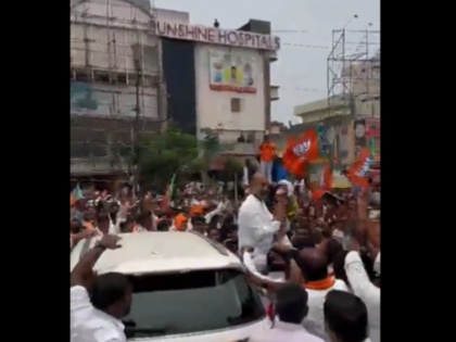 Roadshow of Telangana BJP president Bandi Sanjay got bail today itself in paper leak case | तेलंगाना बीजेपी अध्यक्ष बंदी संजय का रोड शो, पेपर लीक मामले में आज ही मिली जमानत