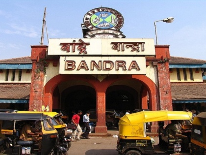 Mumbai bandra women death collided with local train, 2 child injured | मुंबई बांद्रा में लोकल ट्रेन की चपेट में आने से महिला की दर्दनाक मौत, दो बच्चे घायल