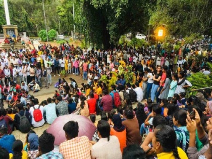 Students protest against Ganesh temple being built in Bangalore University, tension spread in the campus | बेंगलुरु विश्वविद्यालय में बन रहे गणेश मंदिर का छात्रों ने किया विरोध, परिसर में फैला तनाव