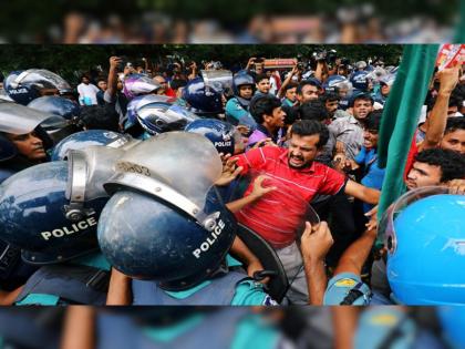 Bangladesh on boil again: Paramilitary forces amid protests by civil servants against Yunus govt's new law | बांग्लादेश में फिर से उबाल: यूनुस सरकार के नए कानून के खिलाफ सिविल सेवकों के विरोध प्रदर्शन के बीच अर्धसैनिक बल तैनात