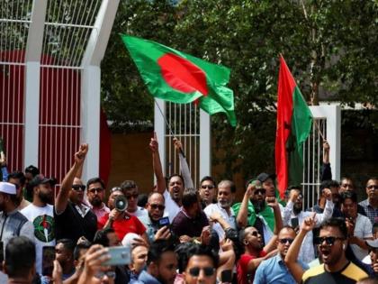 Bangladesh crisis live update 24 burnt alive as mob sets hotel on fire; Hindu homes, temples targeted | Bangladesh crisis: भीड़ ने होटल में लगाई आग, 24 जिंदा जले; हिंदू घरों और मंदिरों को बनाया गया निशाना, देखें वीडियो Bangladesh crisis live update 24 burnt alive as mob sets hotel on fire; Hindu homes, temples targeted | Bangladesh crisis: भीड़ ने होटल में लगाई आग, 24 जिंदा जले; हिंदू घरों और मंदिरों को बनाया गया निशाना, देखें वीडियो