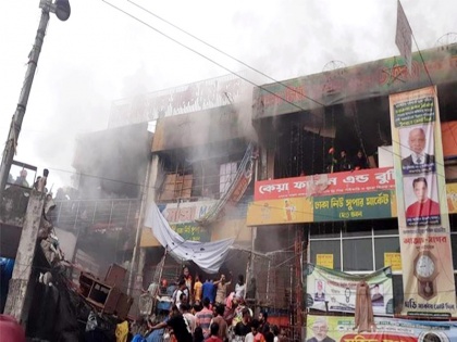 A massive fire engulfed the New Super Market in Dhaka 28 fire servic vehicles rescue operation | बांग्लादेशः ढाका के न्यू सुपर मार्केट में लगी भीषण आग, हजारों दुकानें जलकर खाक; थल सेना, नौसेना और वायु सेना समेत दमकल की 28 गाड़ियां रेस्क्यू में लगीं